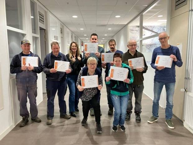 de deelnemers aan de cursus Opkomen voor jezelf laten trots hun certificaat zien