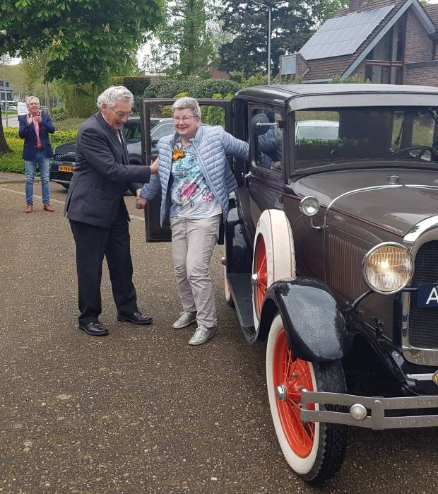 Lian Sonntag stapt uit de oldtimer